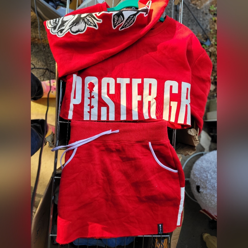 COPY - Set outfit poster girl